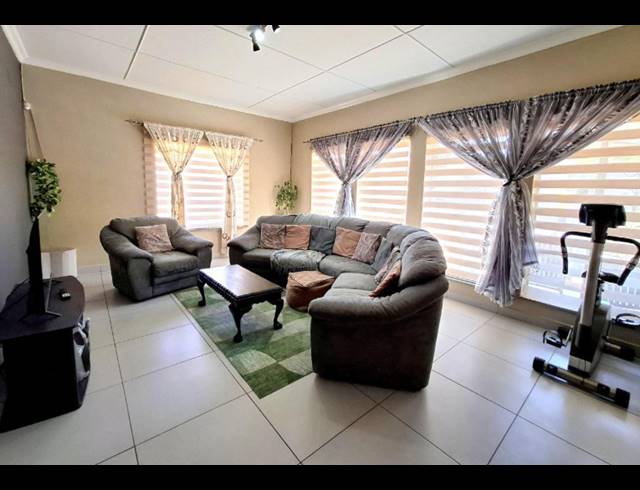 6 BEDROOM HOUSE FOR SALE IN LINMEYER